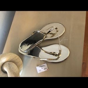 NWT! Bebe metallic gold flip flops Size 7.5